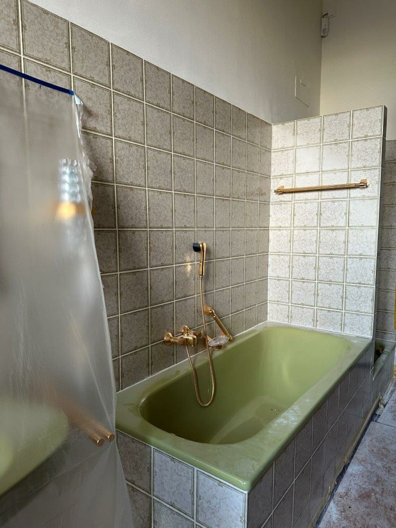 Ein altes Bad aus den 80er Jahren mit typisch grüner Badewanne