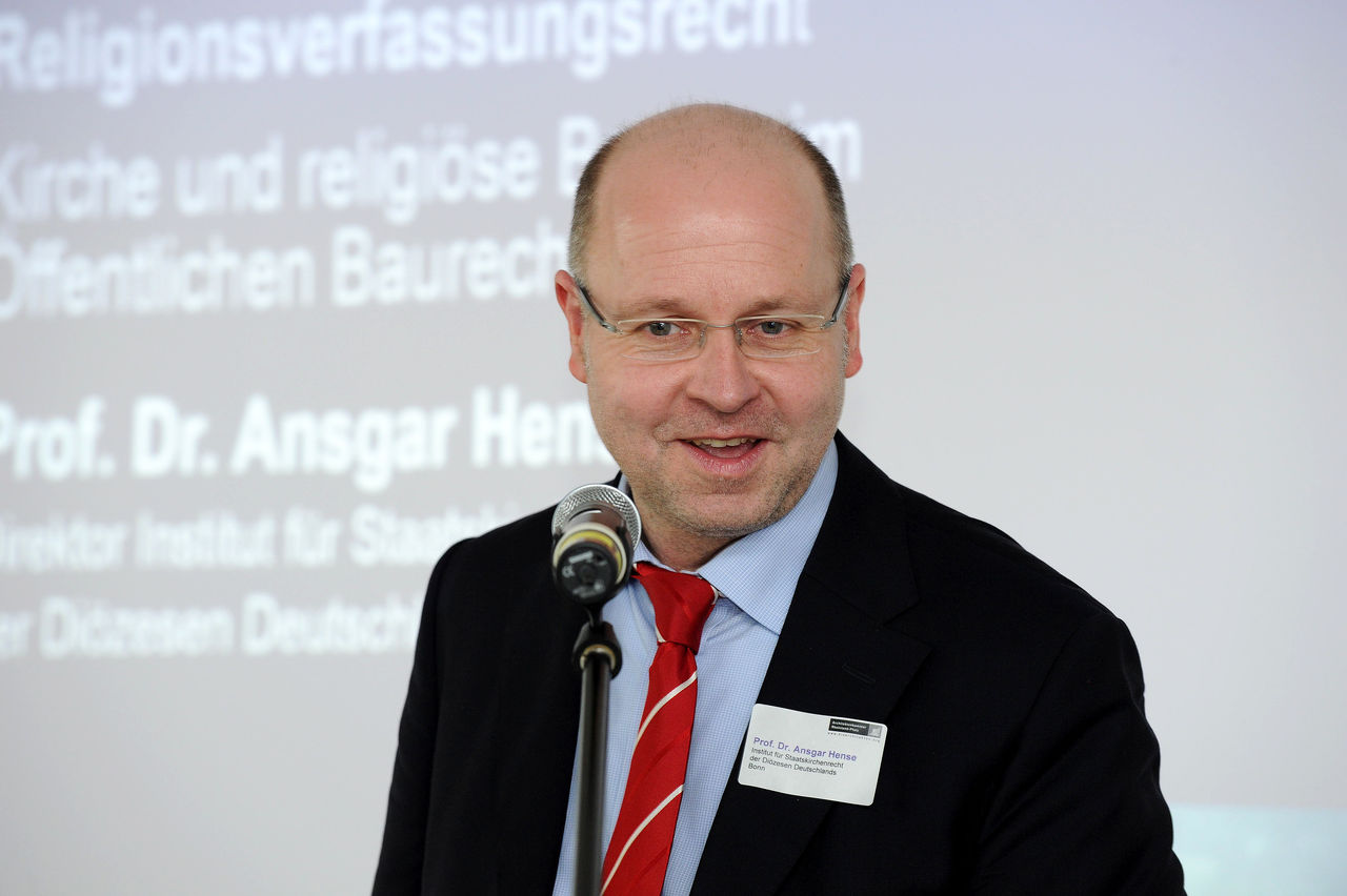 Prof. Dr. Ansgar Hense, Direktor des Instituts für Staatskirchenrecht der Diözesen Deutschlands, sprach kurzweilig zum Thema "Kirchen und religiöse Bauten im Öffentlichen Baurecht".