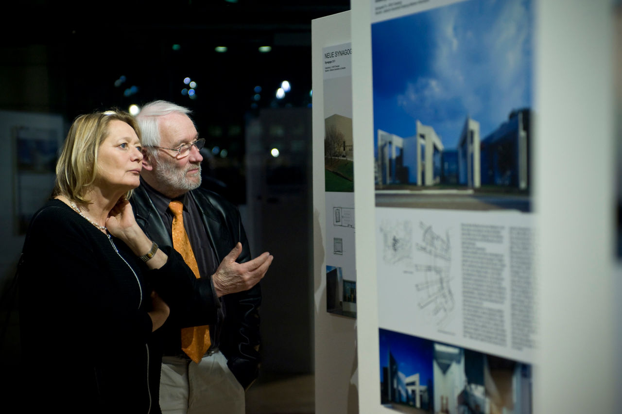 Besucher stehen vor Ausstellungselement