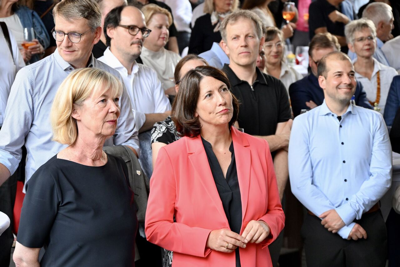 die beiden Politikerinnen vor weiteren Gästen