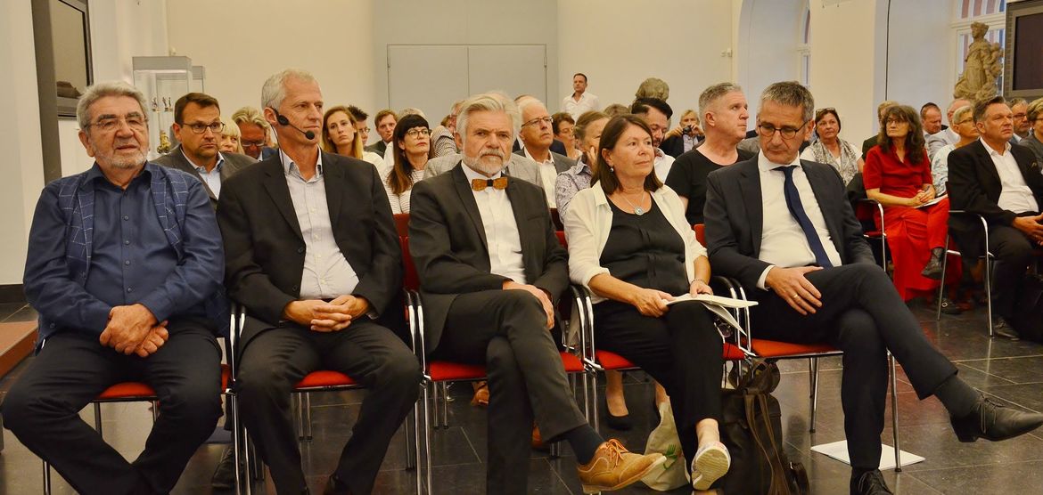 von rechts nach links: Präsident des Landtags Hendrik Hering, Forstministerin Ulrike Höfken, Vorsitzende des Landesbeirat Holz Rheinland-Pfalz Dr. Gerd Loskant, Dr. Erwin THOMA, stv. Vors. LBR. Bott