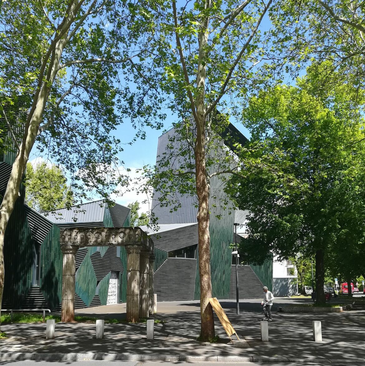 Ansicht Keramikfassade Eingangsseite mit Spolien der hist. Synagoge, die 1938 vernichtet wurde