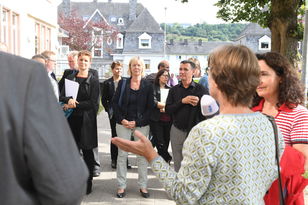 Die Gruppe beim Rundgang an der Station Trier-Nord.