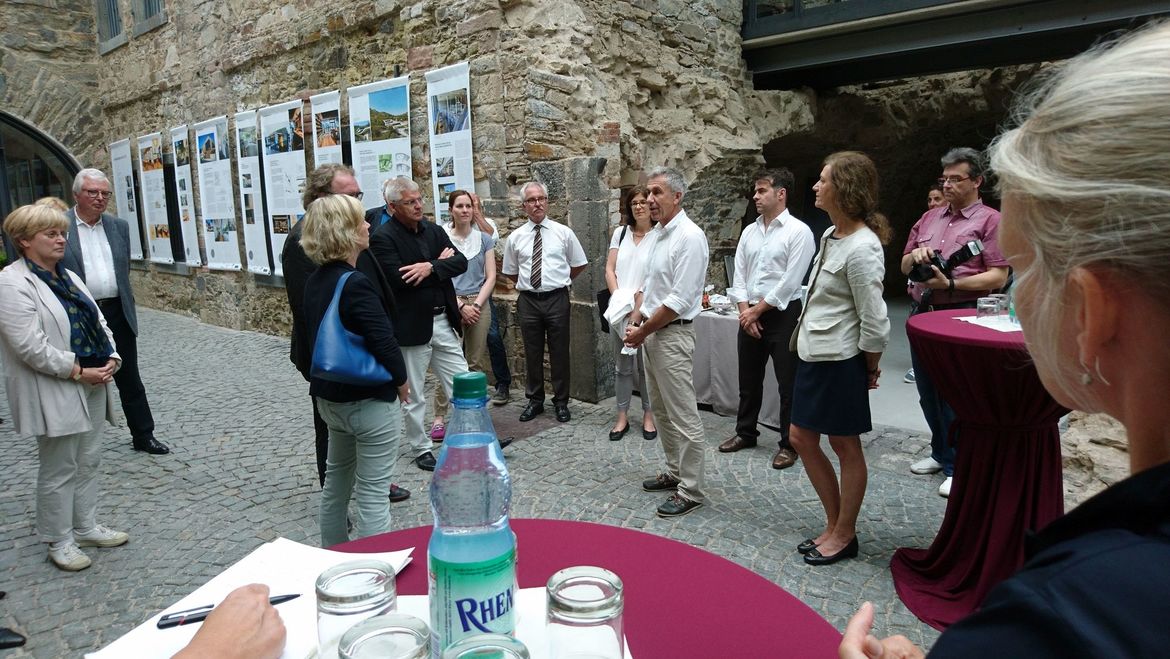 Blick in die "Lange Linie" mit einer gruppe von Menschen, im Halbkreis stehend, Ministerin Doris Ahnen zugewandt.