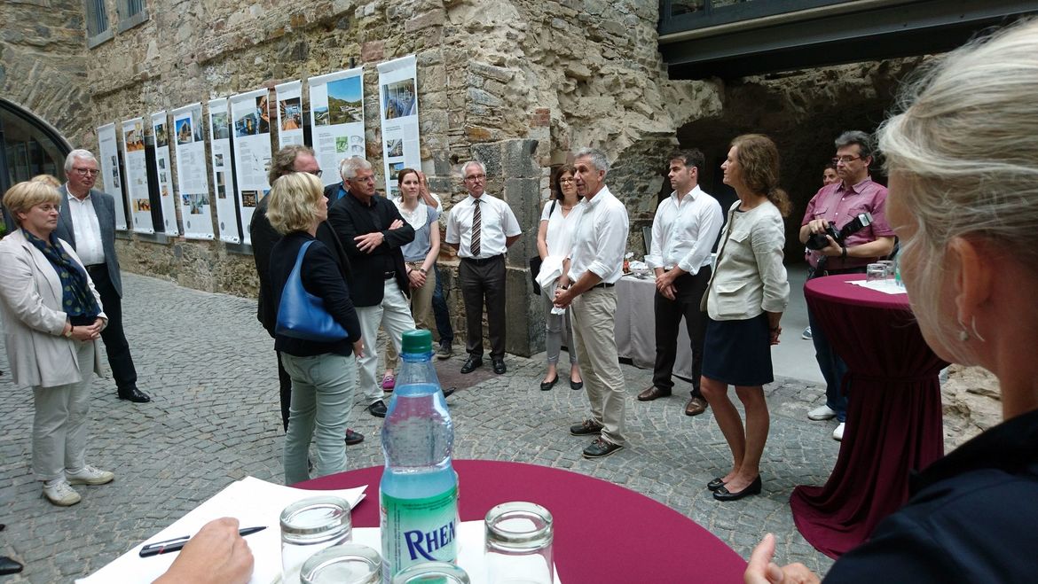 Blick in die "Lange Linie" mit einer gruppe von Menschen, im Halbkreis stehend, Ministerin Doris Ahnen zugewandt.