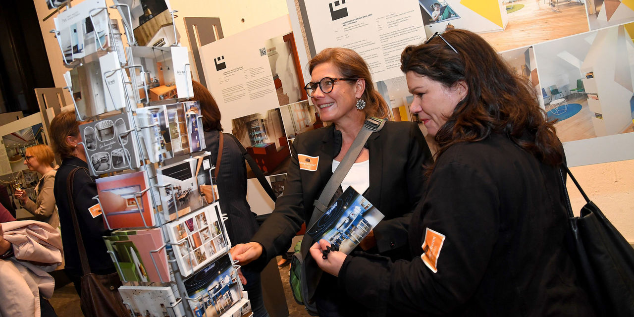 Postkartenständer mit Karten zu den Ausstellungsprojekten