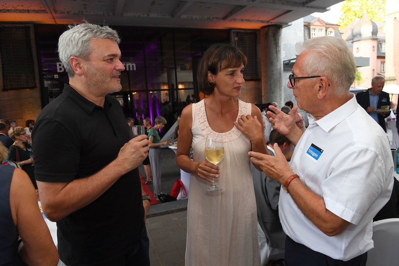 Architekt Thomas Dang, Vorstandsmitglied der AKRP (links) im Gespräch mit Marianne Grosse, Baudezernentin der Stadt Mainz und einem weiteren Gast.