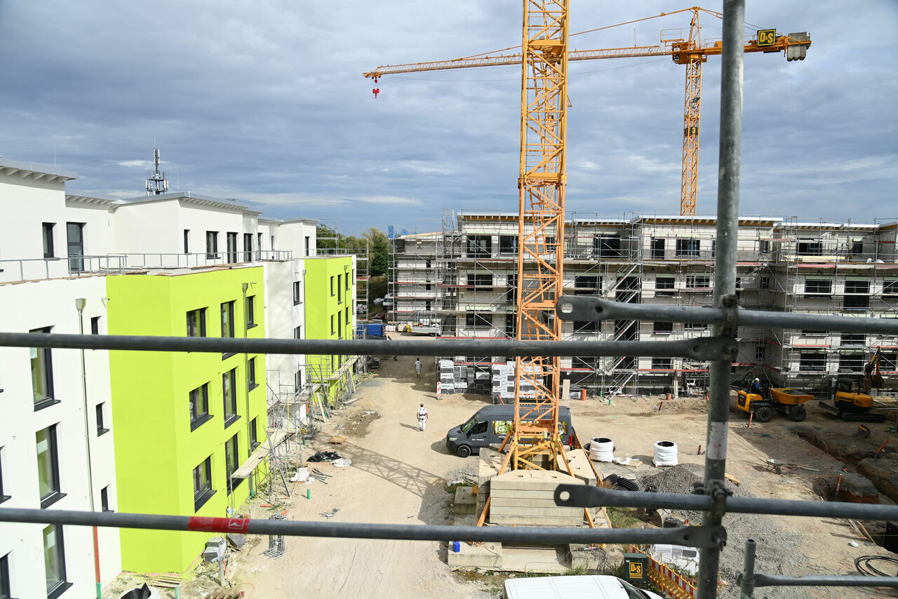 Baustelle von Geschosswohnungsbau mit vielen Wohneinheiten