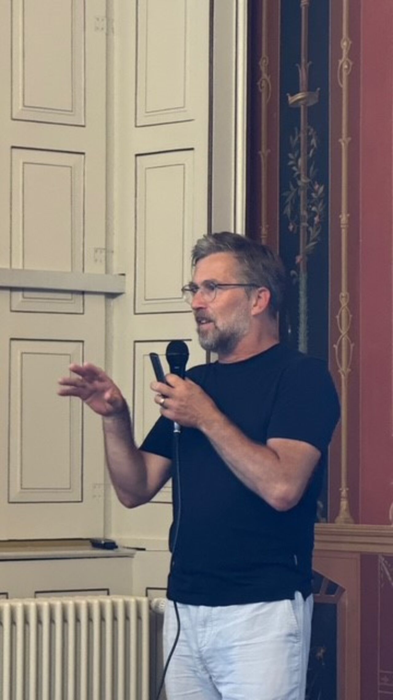 Der Basler Architekt Oliver Seidel zeigte anhand zahlreicher Projekte, wie Re-Use und zirkuläres Bauen den Bestand als Ressource erschließen.
