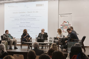 Gesprächsrunde mit Christa Rupp, Behindertenbeauftragte des Saarlandes, Sozialministerin Sabine Bätzing-Lichtenthäler, Präsident Gerold Reker, Moderatorin Katrin Müller-Hohenstein, Behindertenbeauftragter aus Rheinland-Pfalz Mathias Rösch und Bundesbehindertenbeauftragter Jürgen Dusel