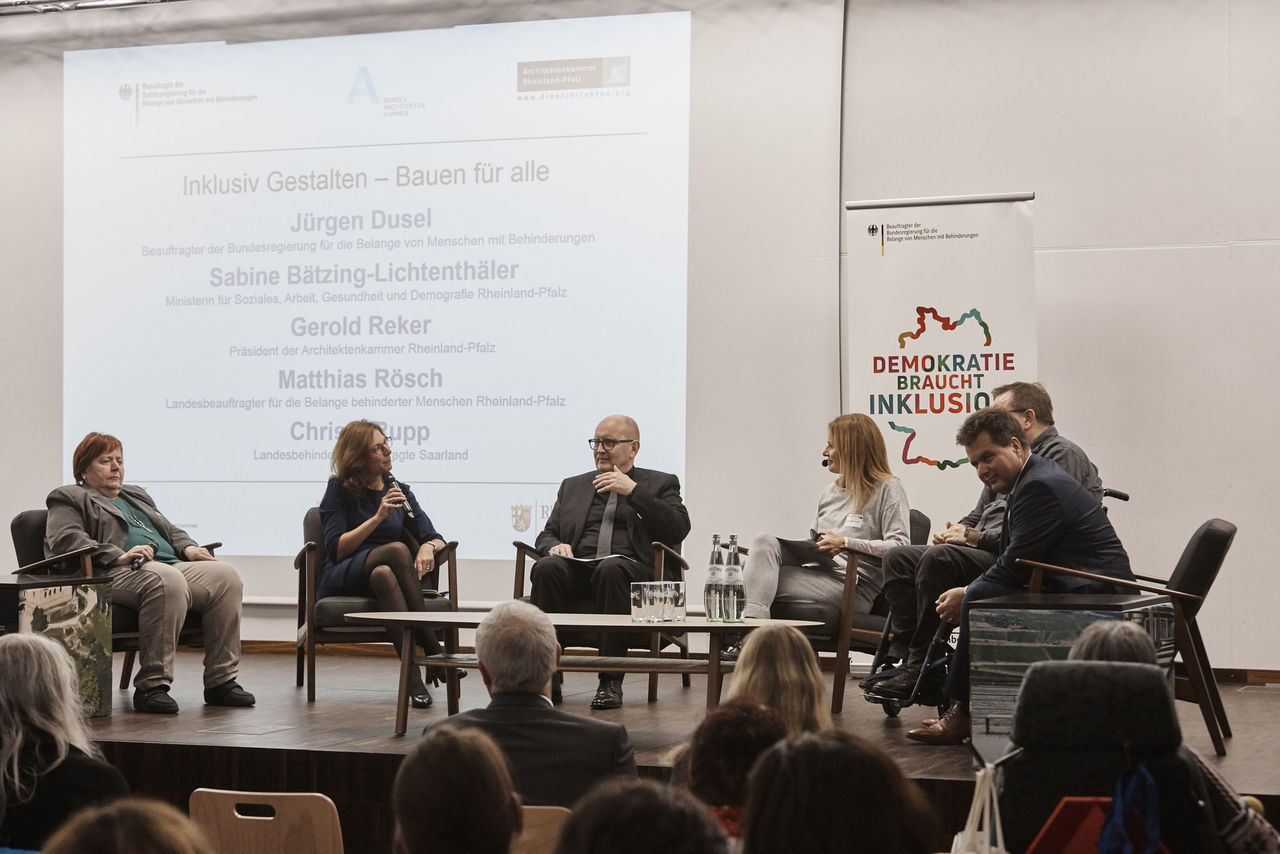 Gesprächsrunde mit Christa Rupp, Behindertenbeauftragte des Saarlandes, Sozialministerin Sabine Bätzing-Lichtenthäler, Präsident Gerold Reker, Moderatorin Katrin Müller-Hohenstein, Behindertenbeauftragter aus Rheinland-Pfalz Mathias Rösch und Bundesbehindertenbeauftragter Jürgen Dusel