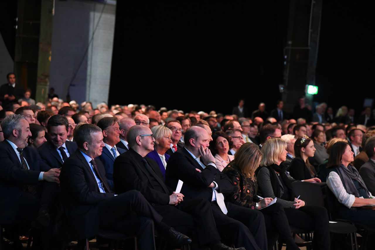 Unter den rund 2.000 Gästen befanden sich unter anderem Christian Baldauf, Fraktionsvorsitzender der CDU, die Vorsitzende der FDP-Fraktion Cornelia Willius-Senzer, Staatssekretärin Daniela Schmitt, Staatsministerin Doris Ahnen, die rheinhessische Weinkönigin Anna Göhring und Umweltministerin Ulrike Höfken