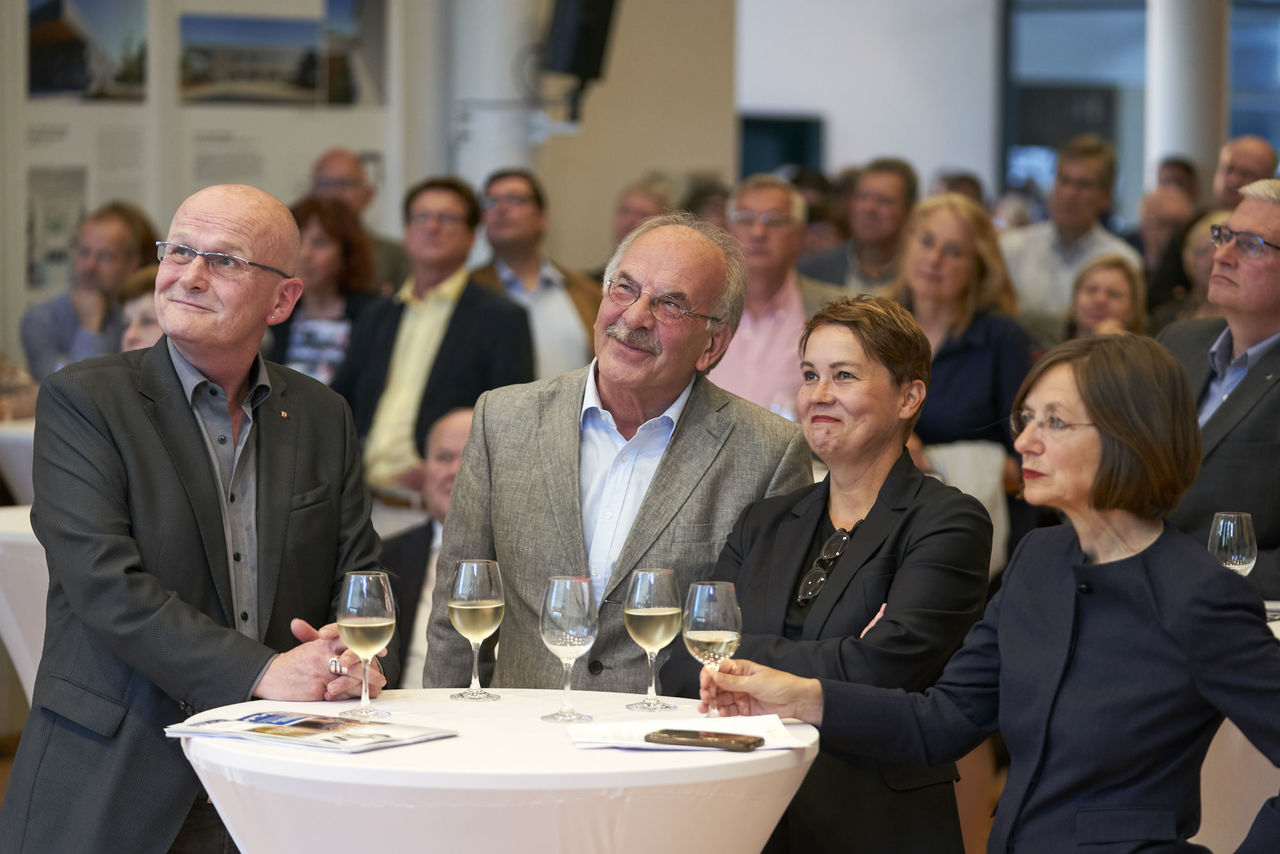 Heribert Gröber, Dr. Rudolf Nickenig, Annette Müller, Geschäftsführerin der Architektenkammer Rheinland-Pfalz und Monika Fuhr lauschen gespannt den Ausführungen.