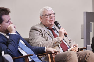 Hermann-Josef Ehrenberg, Vorstandsmitglied der Architektenkammer Rheinland-Pfalz, links im Bild Jürgen Dusel