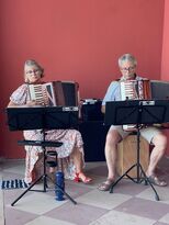 Das Akkordion-Duo tasta(R)tur sorgte für stimmungsvolle musikalische Begleitung.