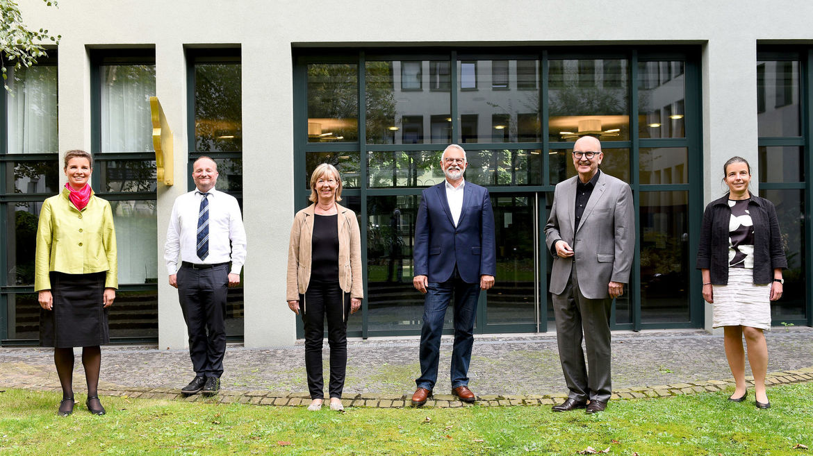 Finanzministerin Doris Ahnen und Bauabteilungsleiter Felix Edlich empfangen das Präsidium und die Hauptgeschäftsführung der Architektenkammer Rheinland-Pfalz - Gruppenfoto