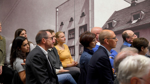 Publikum vor schwarzweißer Bauhauskulisse