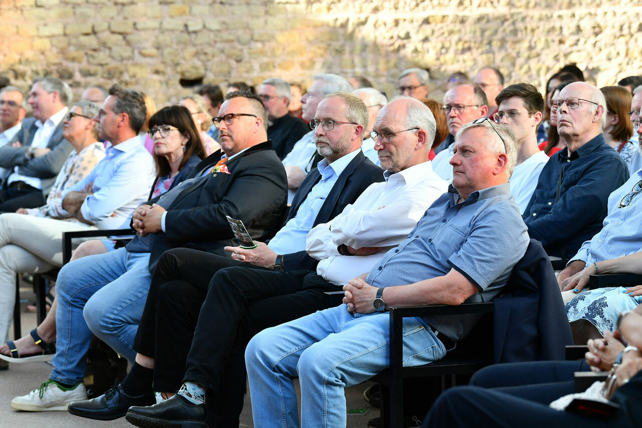 zahlreiche Besucher bei Ausstellungseröffnung