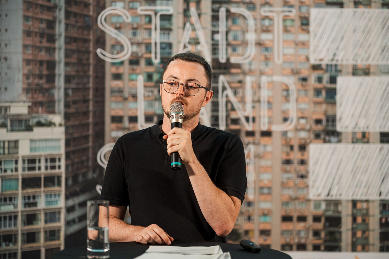 Gerrit Gaidosch vom Netzwerk gemeinschaftliches Wohnen Frankfurt e. V. stellt gemeinschaftliche Wohnformen als zukunftsfähiges Modell für das Zusammenleben vor.