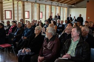 Blick in den Zuschauerraum mit ca. 65 Personen.