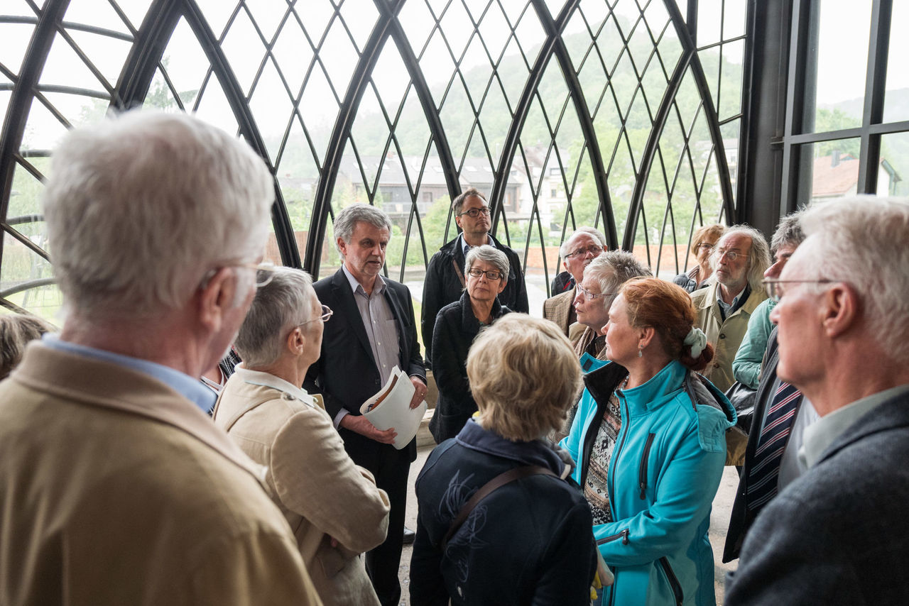 Besuchergruppe vor der Fassade der Gießhalle