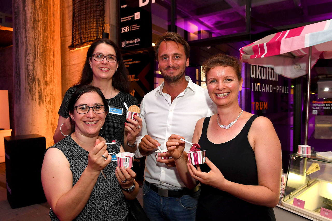 Dr. Elena Wiezorek, Hauptgeschäftsführerin der Architektenkammer Rheinland-Pfalz, Bianca Klein, Ministerium der Finanzen und zwei weitere Gäste mit einem Eisbecher in der Hand.