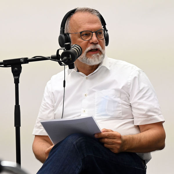 Mit Kopfhörern und Mikrofon: Frank Böhme 