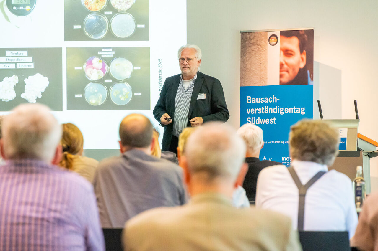 Dr. Thomas Warscheid steht vor dem Publikum bei seinem Vortrag.