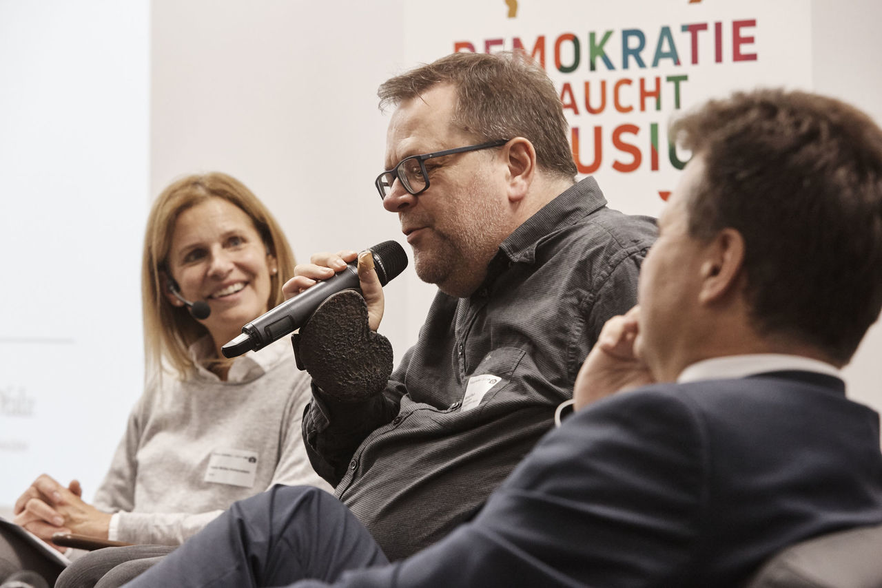 Mathias Rösch im Gespräch, links Moderatorin Müller-Hohenstein, rechts Jürgen Dusel