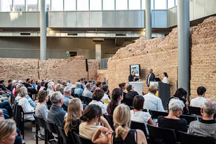 Dr. Karl-August Heise, ausgewiesener Kenner der Moderne in Trier, diskutierte mit Prof. Oskar Spital-Frenking und Edda Kurz die Einflüsse des Neuen Bauens auf die älteste Stadt Deutschlands.