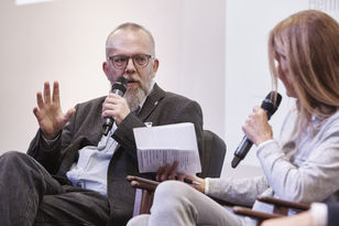 Dr. Jan Alexandersson, rechts Moderatorin Katrin Müller-Hohenstein