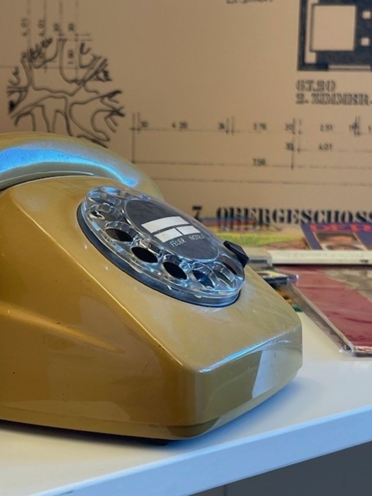 Altes Telefon als Beispiel historischer Wohnkultur