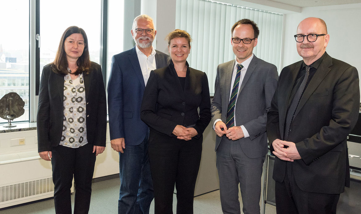 Sabine Deutschmann, Referat Förderung der Fachkräftequalifizierung, Vizepräsident Frank Böhme, Hauptgeschäftsführerin Dr. Elena Wiezorek, Staatssekretär Dr. Denis Alt, Präsident Gerold Reker