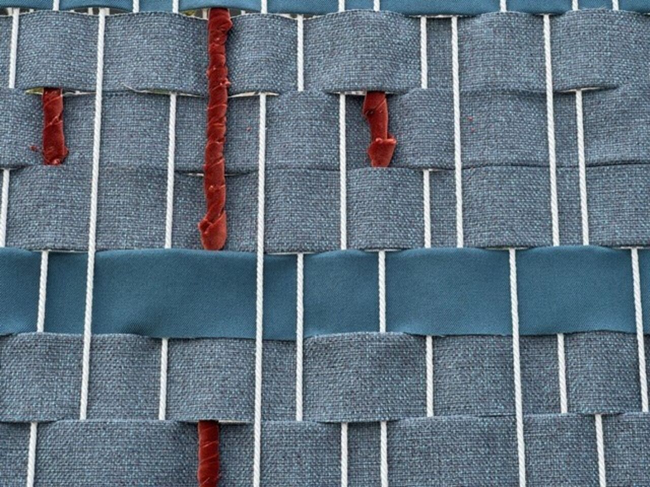 Foto: Dr. Christoph H. Nuehlen Detail einer textilen Arbeit von Evelyn Elisha. Das Projekt lädt dazu ein, individuelle Geschichten und Erinnerungen sichtbar zu machen.