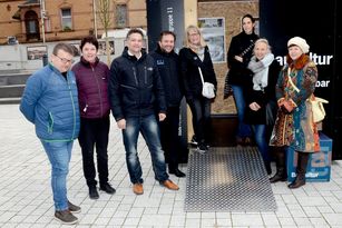 Gruppenfoto vor dem "Raum für Baukultur".