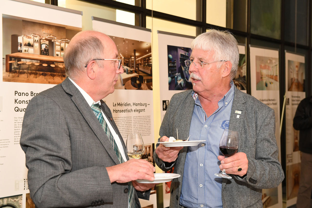 Erfahrungen werden im kleinen Kreis ausgetauscht: MdL Michael Wäschenbach und Karl-Heinz Schlifter.