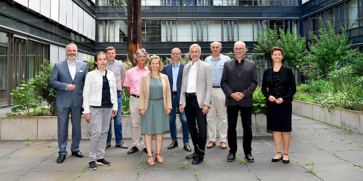 v.l.n.r.: Dr. Simon Lang, Edda Kurz, Lukas Mock, Dr. Wolfgang Eberle, Staatsministe- rin Katrin Eder, Klaus-Dieter Aichele, Joachim Rind, Andreas Christ, Joa- chim Becker, Dr. Elena Wiezorek