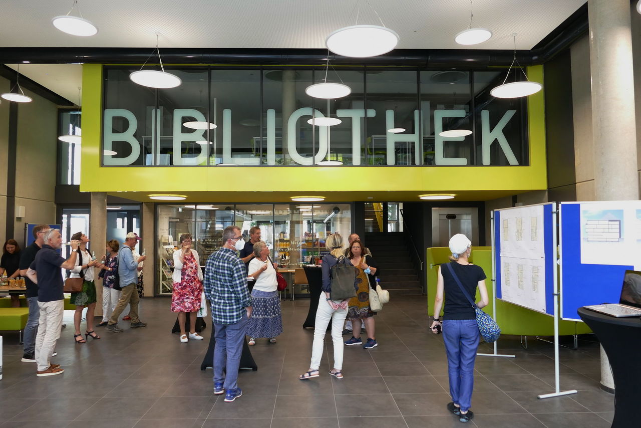 Aula mit Blick auf die verglaste Bibliothek