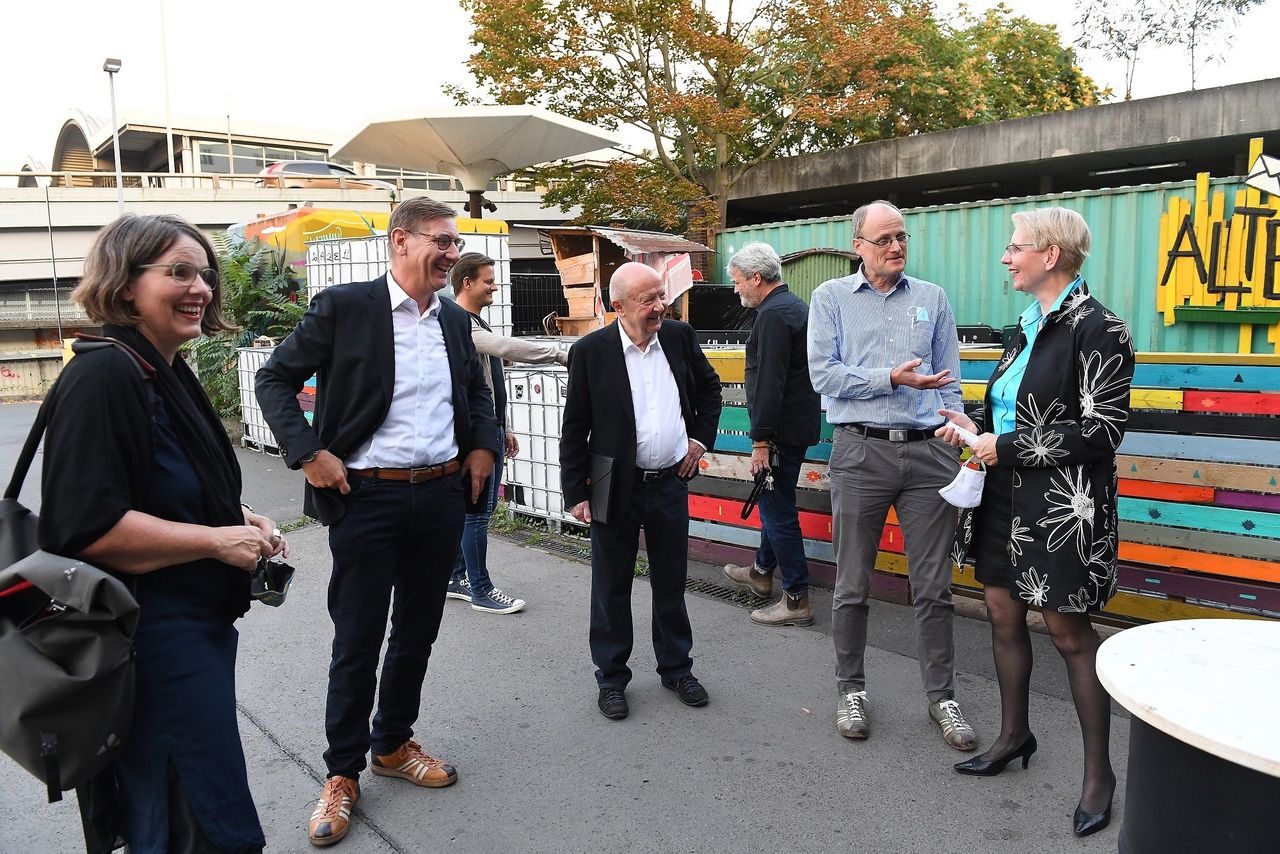 Vierergruppe vor dem Veranstaltungsort im Gespräch.