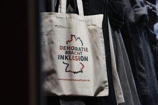 Tasche mit Aufdruck Demokratie braucht Inklusion