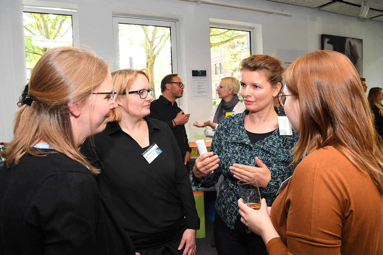 Elisabeth Heine (Seminare/Veranstaltungen), Katja Nolles-Lorscheider (Öffentlichkeitsarbeit), Hauptgeschäftsführin Dr. Elena Wiezorek, Lena Prähl (Redaktion DAB) 