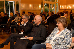 Verfolgten gespannt die Gesprächsrunde: Architektin Jutta Stammwitz-Becker, Joachim Becker; Kammergruppensprecher, und Vorstandsmitglied Uwe Knauth 
