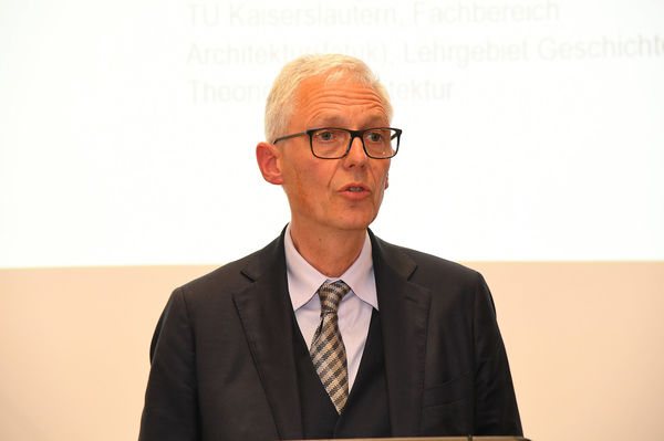 Führte in die Ausstellung ein: Kurator Prof. Dr. Matthias Schirren (TU Kaiserslautern)
