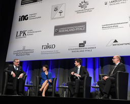 Edgar Wilk, Wilhelmina Katzschmann mit Moderator Markus Appelmann und Hans-Jörg Friese