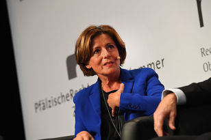 Ministerpräsidentin Malu Dreyer (SPD) während der Podiumsdiskussion