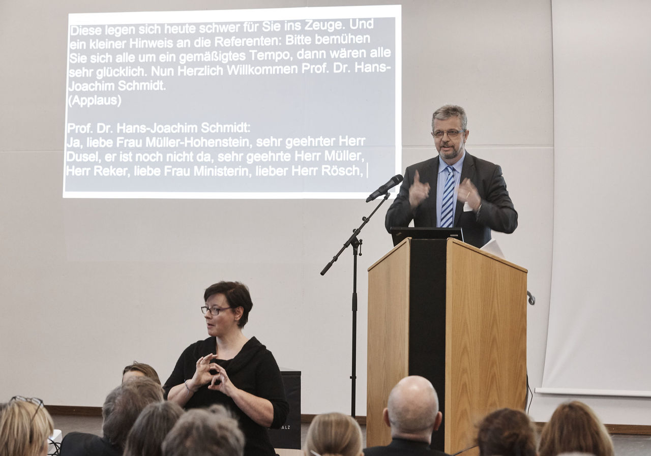 Professor Dr. Hans-Jürgen Schmidt, Präsident der Hochschule Kaiserslautern, im Vordergrund Gebärdendolmetscherin