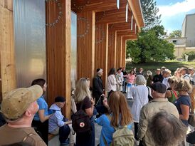 Foto: Marcus Hille, Mainz Besucher vor der Fassade Daniel-Levi-Haus