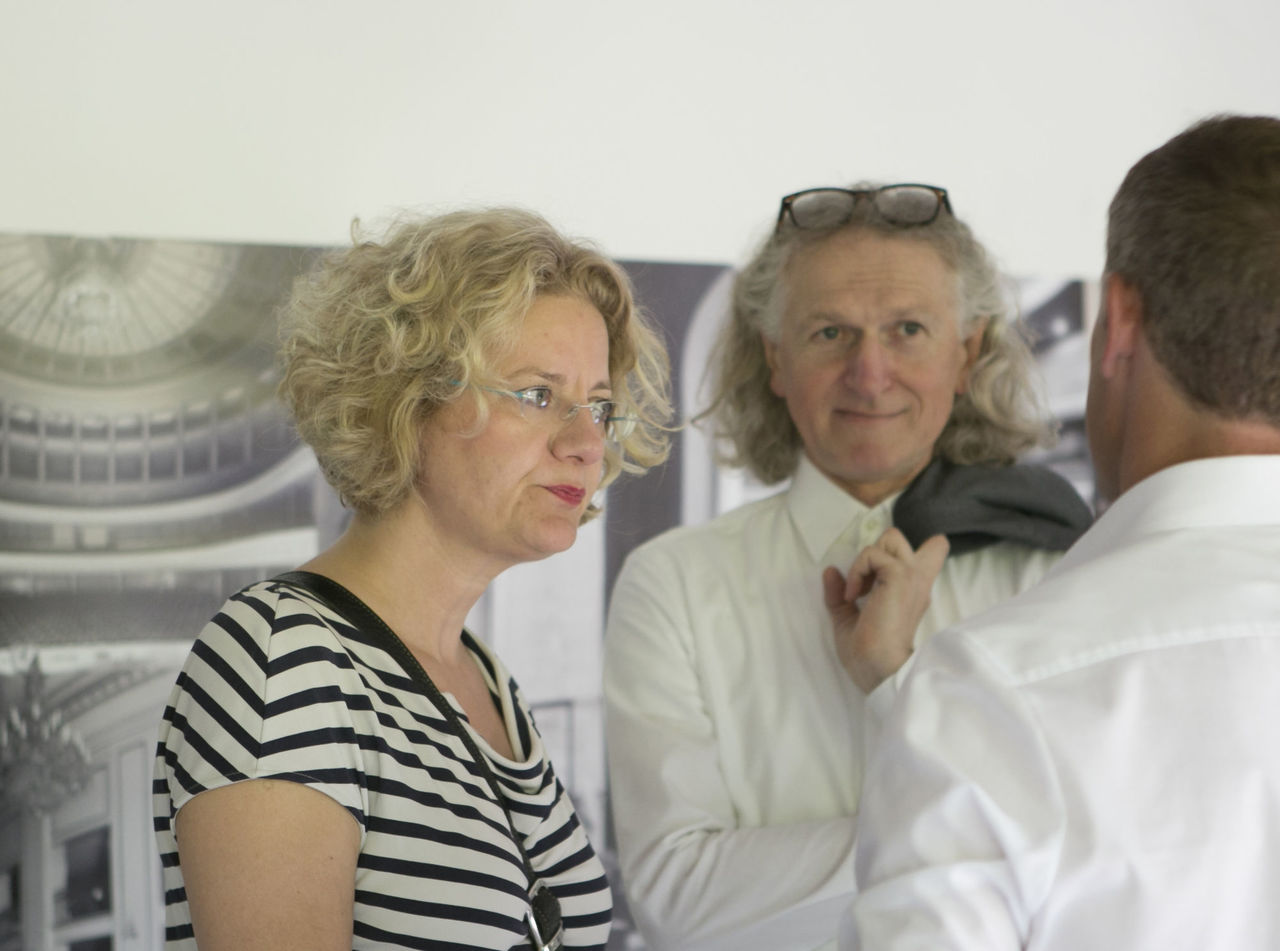 Dr. Annette Ludwig. Direktorin Gutenberg-Museum Mainz und Gäste unterhalten sich nach den Vorträgen.