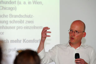 Theaterwissenschaftler Sascha Salzig beim Sprechen.