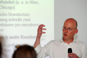 Foto: Kristina Schäfer, Mainz Theaterwissenschaftler Sascha Salzig beim Sprechen.